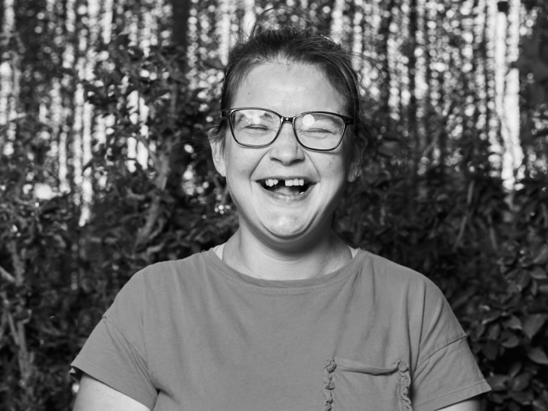 Una chica sonríe ante la cámara. Los avances en las diferentes áreas de trabajo mejoran la calidad de vida de las personas autistas.