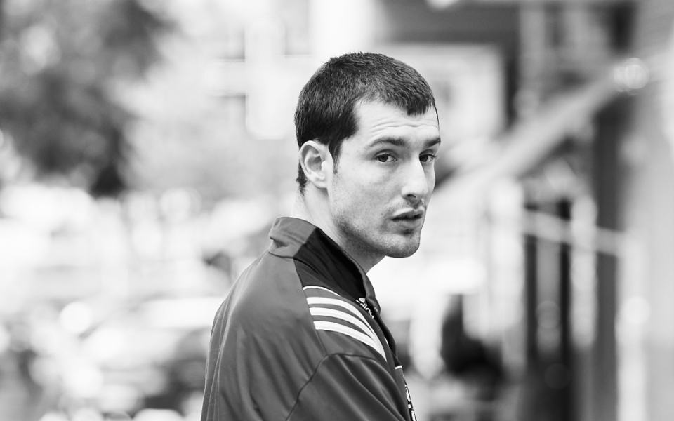 Un chico con autismo mira hacia atrás.