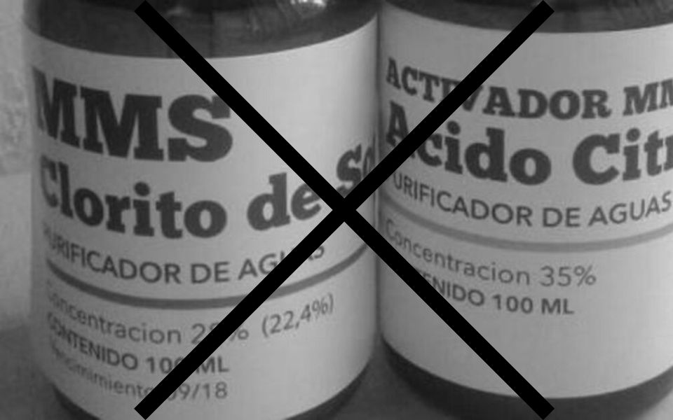 Botes del compuesto MMS o clorito de sodio con una X por encima