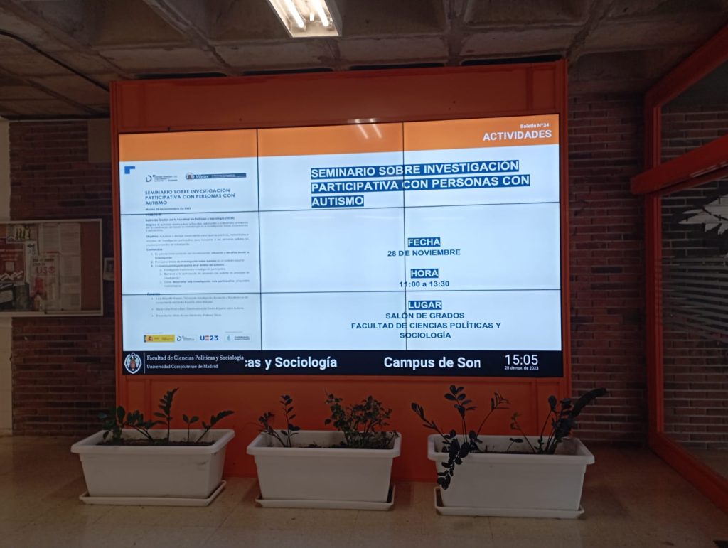 Pantallas en la que se anuncia el Seminario sobre Investigacion participativa del Centro de Autismo en el campus de la facultad de politicas y sociologia de la Universidad Complutense de Madrid