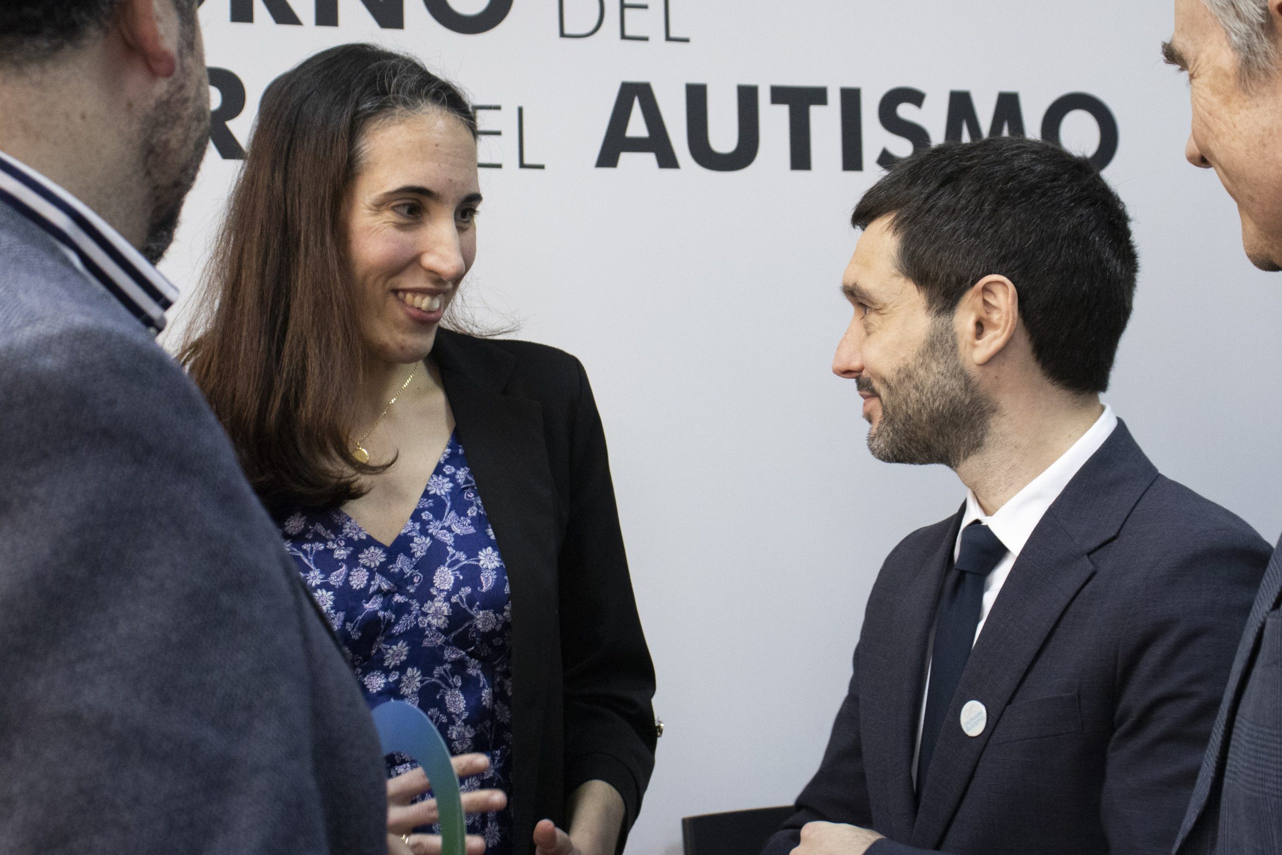 Fotografía del ministro de Derechos Sociales, Consumo y Agenda 2030, Pablo Bustinduy, hablando con una de las coordinadoras del Centro Español de Autismo