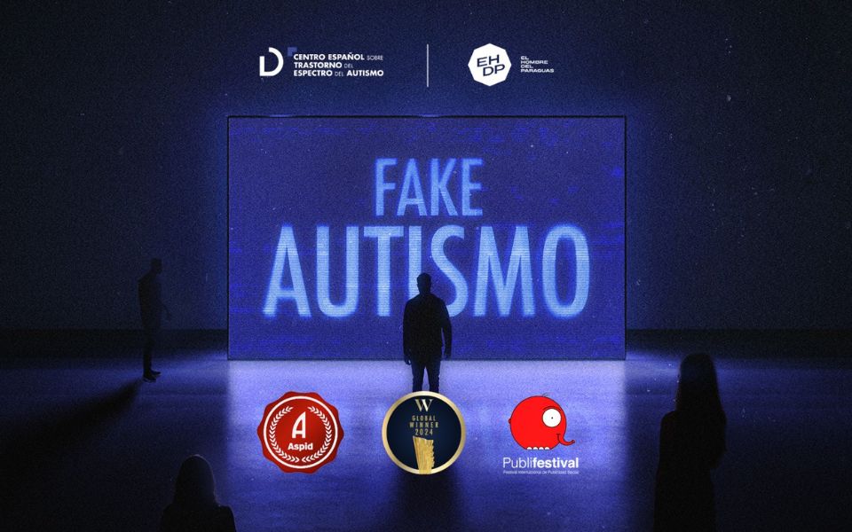 Imagen de la sombra de una persona antes una pantalla gigante llena de datos ilegibles. En el Centro de la pantalla en tonos azules se puede leer Fake Autismo. Abajo los tres logos de los festivales de publicidad WINA, ASPID y Publifestival.