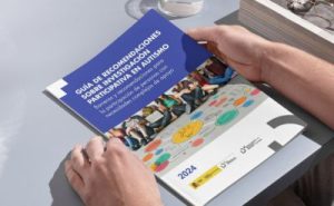 Fotografía de la portada de la guía de recomendaciones sobre investigación participativa. Unas manos sujetan la publicación que está sobre un mesa.