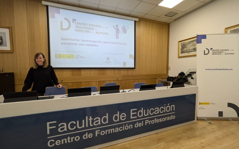 Fotografía de una de las formaciones sobre investigación participativa impartidas en el aula de la facultad de educación de la Universidad Complutense de Madrid.