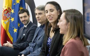 Imagen de cuatro personas con las banderas de España y la Unión Europea, al fondo. Entre las personas retratadas, de izquierda a derecha: el ministro de derechos sociales, consumo y agenda 2030, el presidente de Autismo España en abril de 2024 y las dos coordinadoras del Centro Español de Autismo.