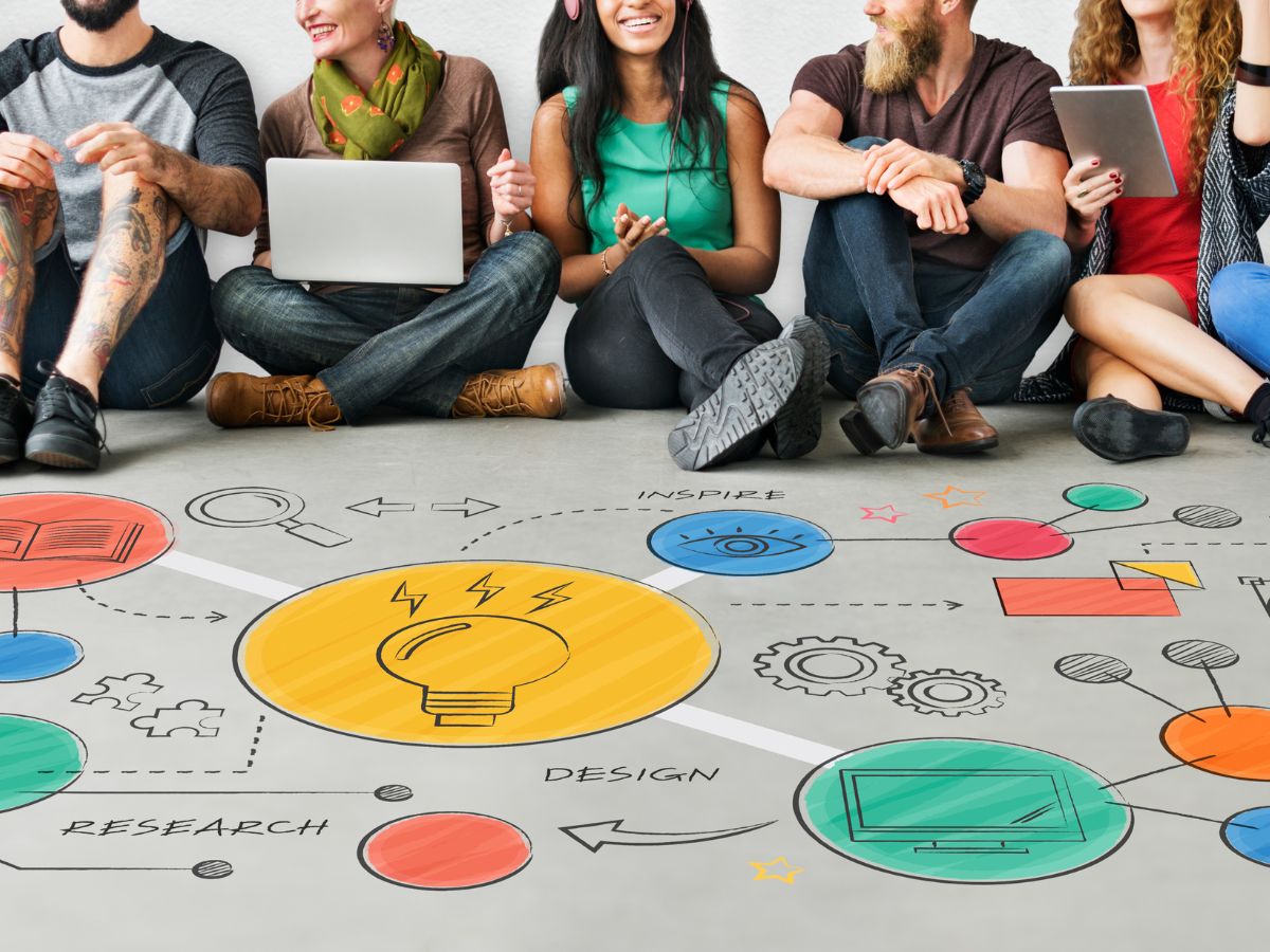 Un grupo de personas, entre ellas personas autistas, comparten información durante una investigación participativa.