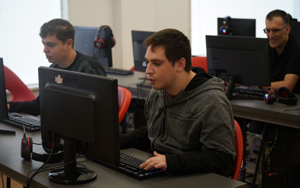 Dos personas con autismo trabajan frente a un ordenador.