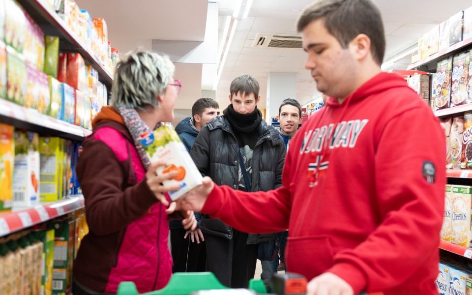 Un grupo de personas hace la compra de un supermercado. Actividad con la que se promueve la autonomía de las personas con autismo.
