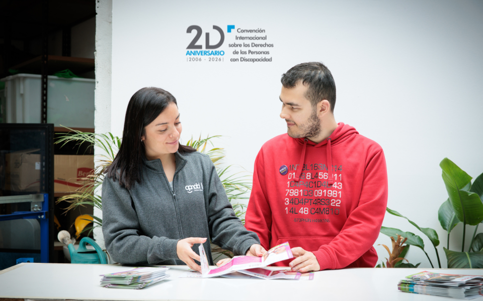 Dos personas trabajan en la foto de manera conjunta